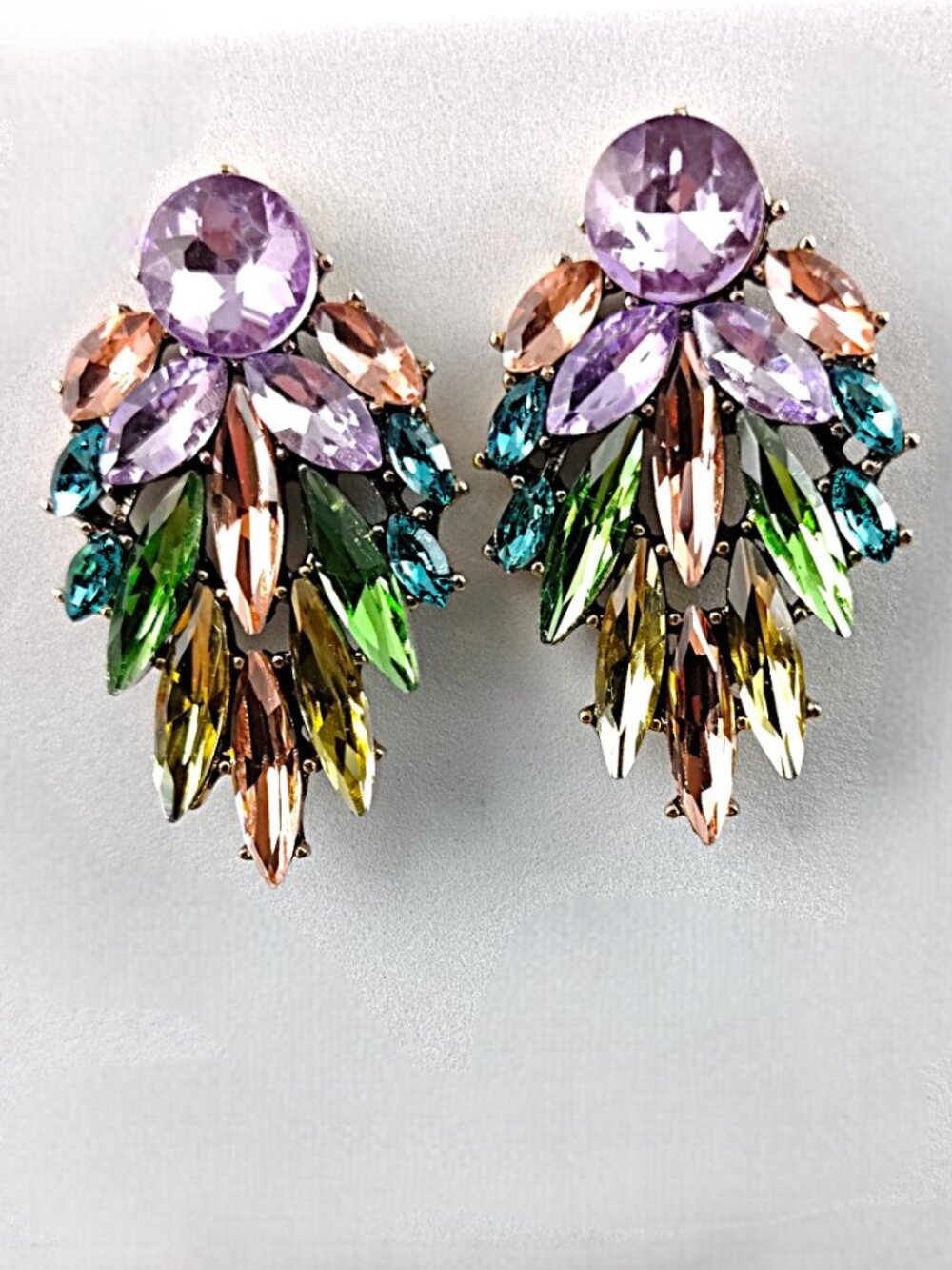 NWOT  Beautiful Pastel Retro Stud Earrings